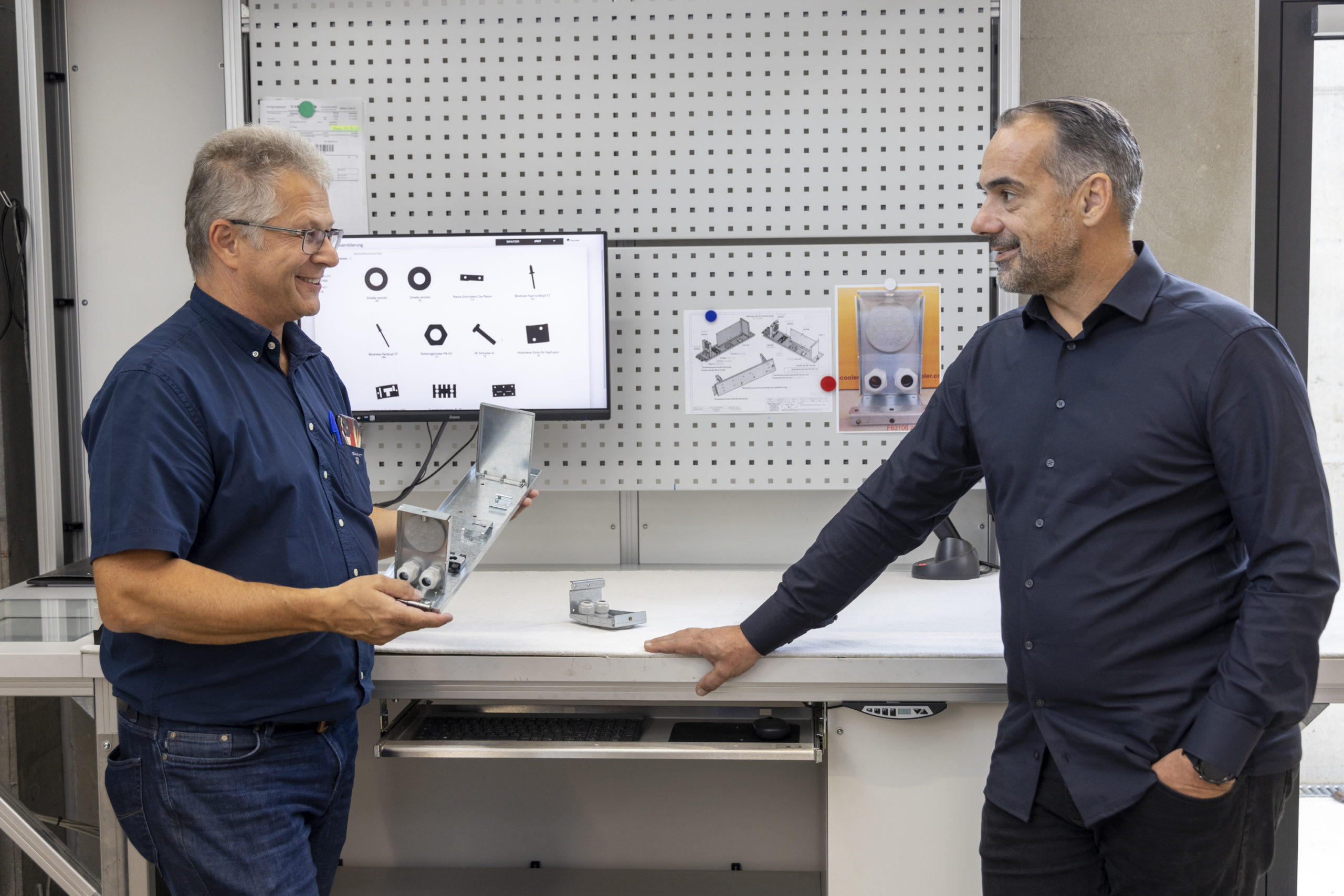 Reinhard Trippacher und Peter Stelzer vor dem ivii smartdesk